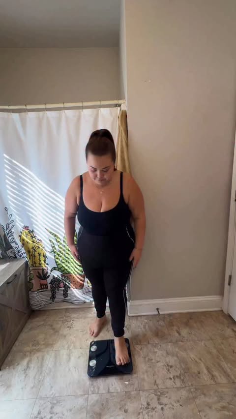 Instagram post by @curvylanna for ZOZOFIT. Caption reads: [...] a better way to track my progress 👏....