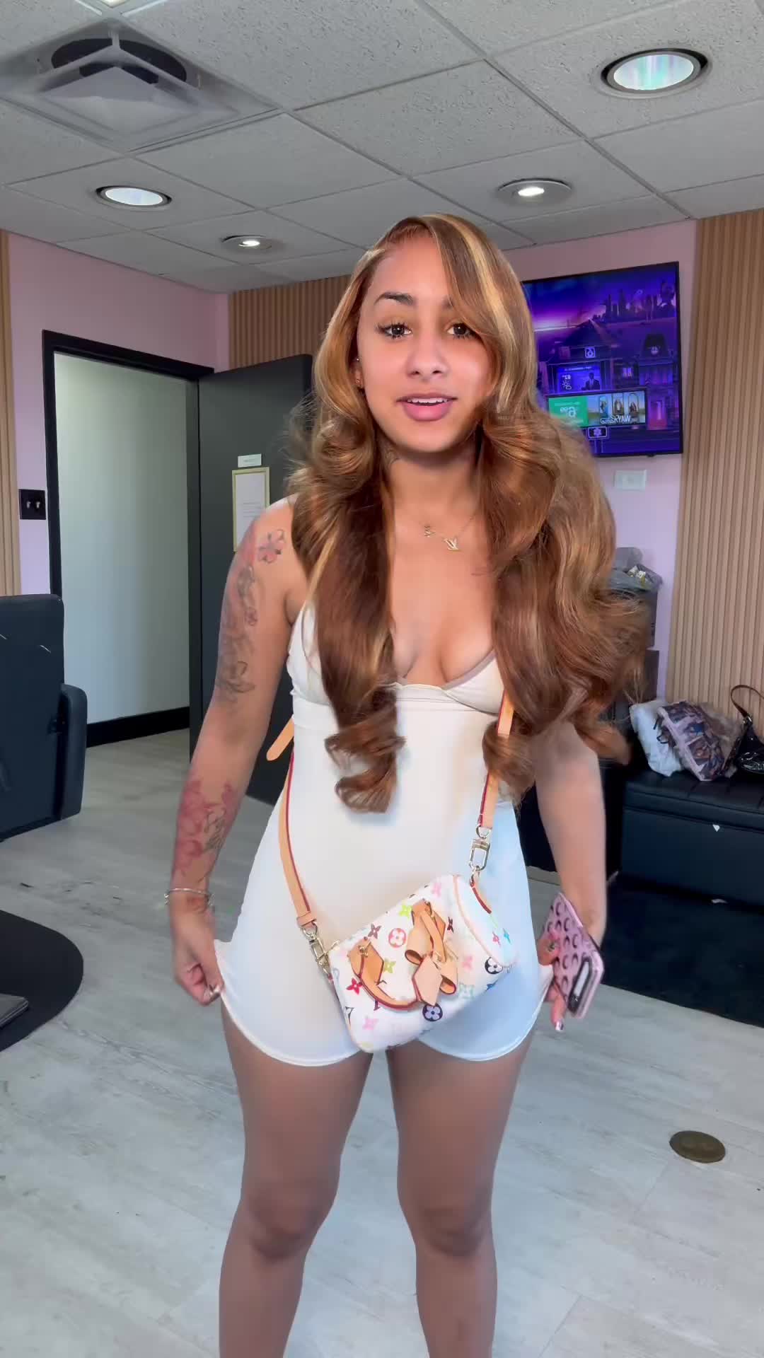 TikTok post by @therealsexcslimm for Pizazz Hair. Caption reads: [...] beautiful highlight hair 😍😍😍🤏🏽....