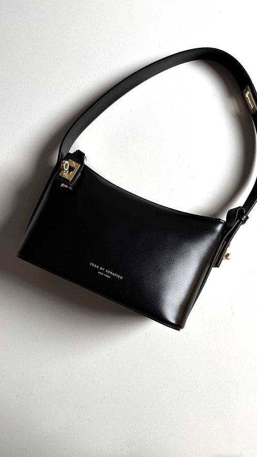 Instagram post by @the_little_beannn for VERAFIED NEW YORK. Caption reads: The perfect fit 😍🖤

I’ve been loving this Mini....