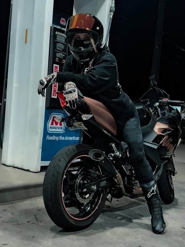 Instagram post by @linz_rides for KYT Americas. Caption reads: [...] 📍:Florida 🏍️: #ninja400 Helmet:....