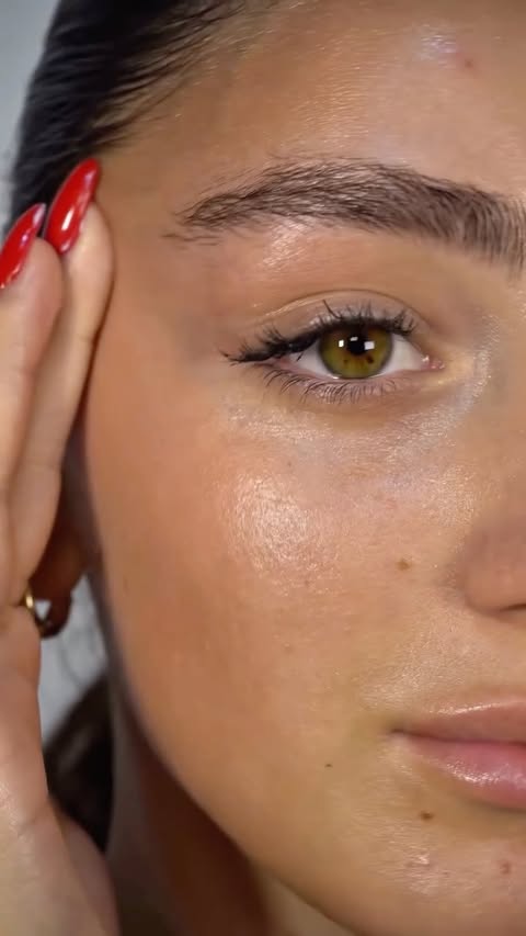 Instagram post by @annilens for Mixsoon. Caption reads: [...] glowy & perfect for everyday wear with....