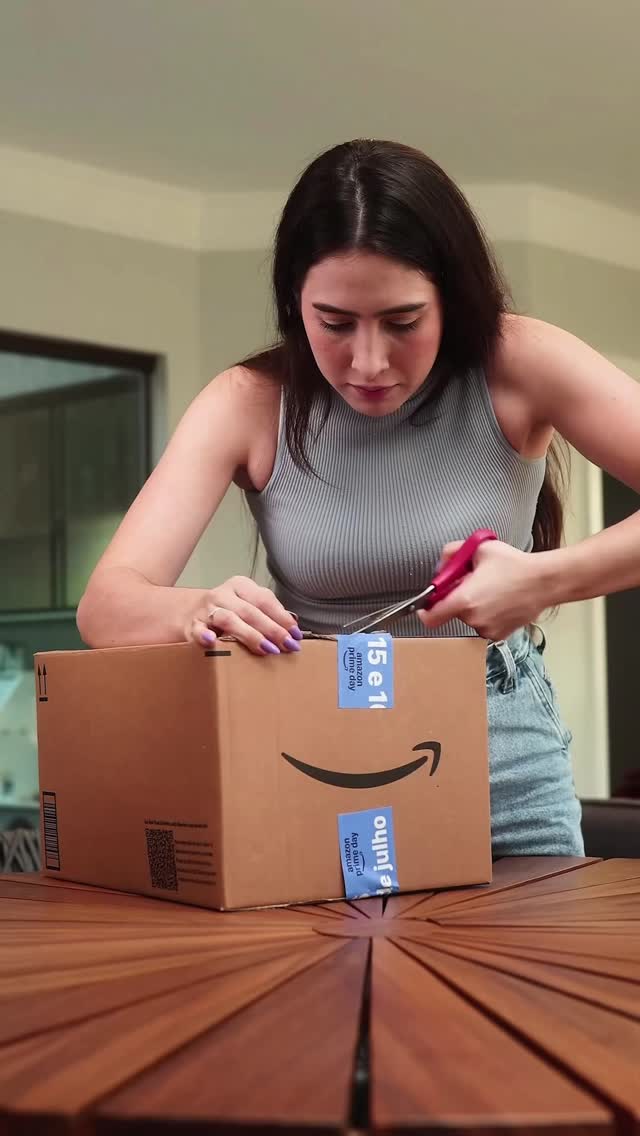 Instagram post by @marina_baldin for Amazon Brasil. Caption reads: Quem diria que um aspirador ia me ajudar a....