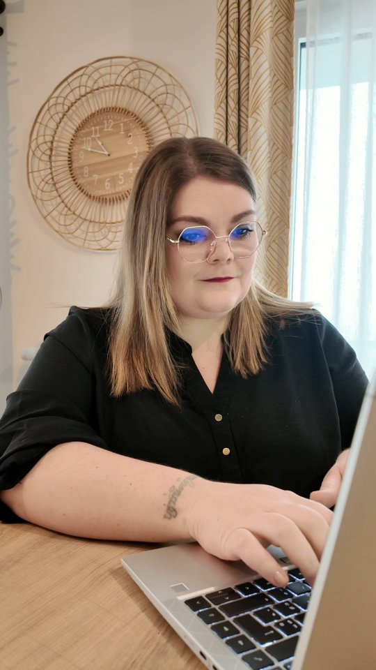 Instagram post by @timani_dreams for Lunettes Pour Tous. Caption reads: 👓 Une paire de lunettes pour chaque moment de la....