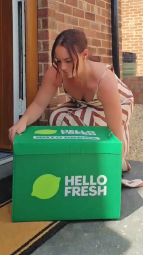 Instagram post by @simplymama.life for HelloFresh US. Caption reads: "What's for dinner? Anyone else get anxiety over....