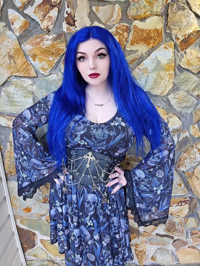 Instagram post by @vixtina for ROMWE. Caption reads: [...] coupon code: Q4RWvixtina874
Dress @romwe....