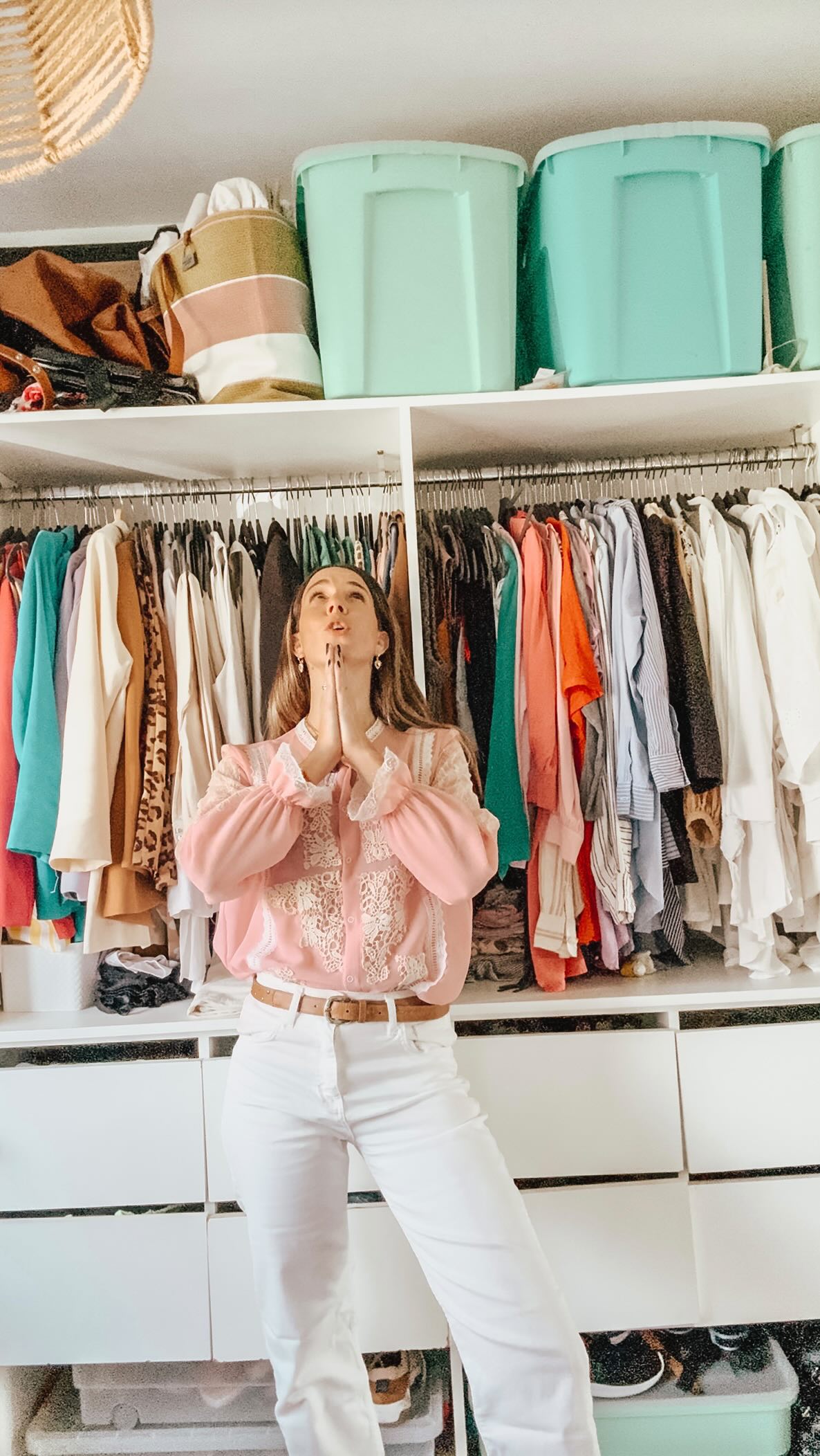 Instagram post by @look_connected for downy. Caption reads: Existe el apego a la ropa?? jaja como puede ser....