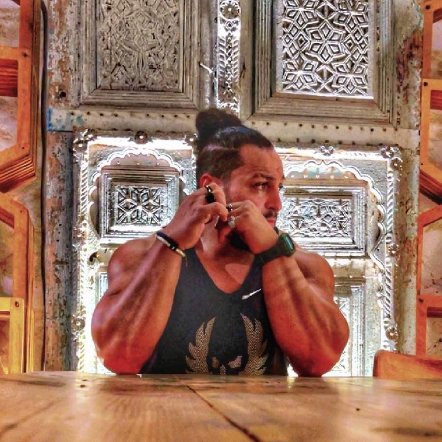 Instagram post by @big.tawfeg for SQUATWOLF. Caption reads: [...] by @tamsports_sa الوكيل الحصري ل @squatwolf....