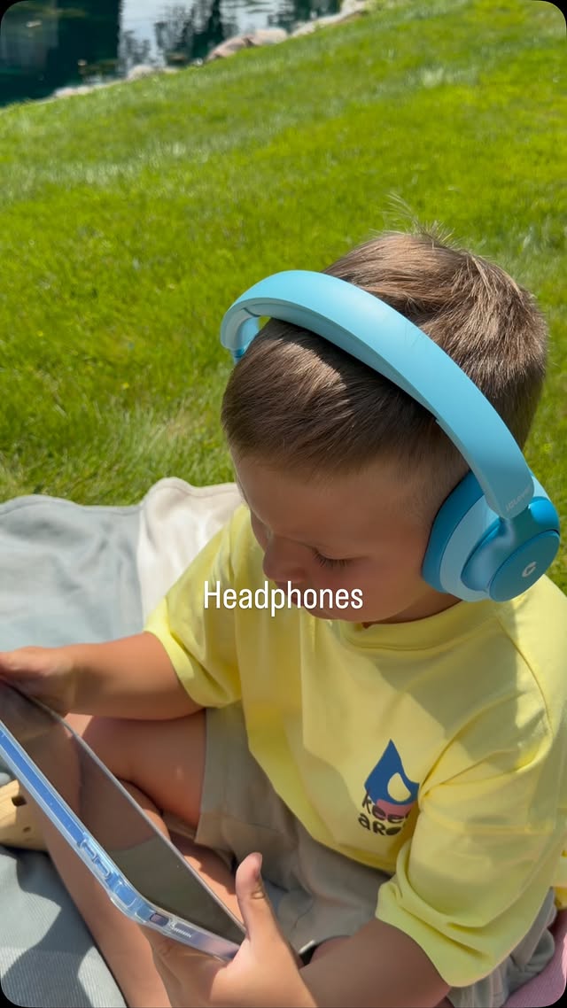Instagram post by @vita_momhack for iCleverKids. Caption reads: [...] 🤍 “iClever Q950 Hearing” Thank you....