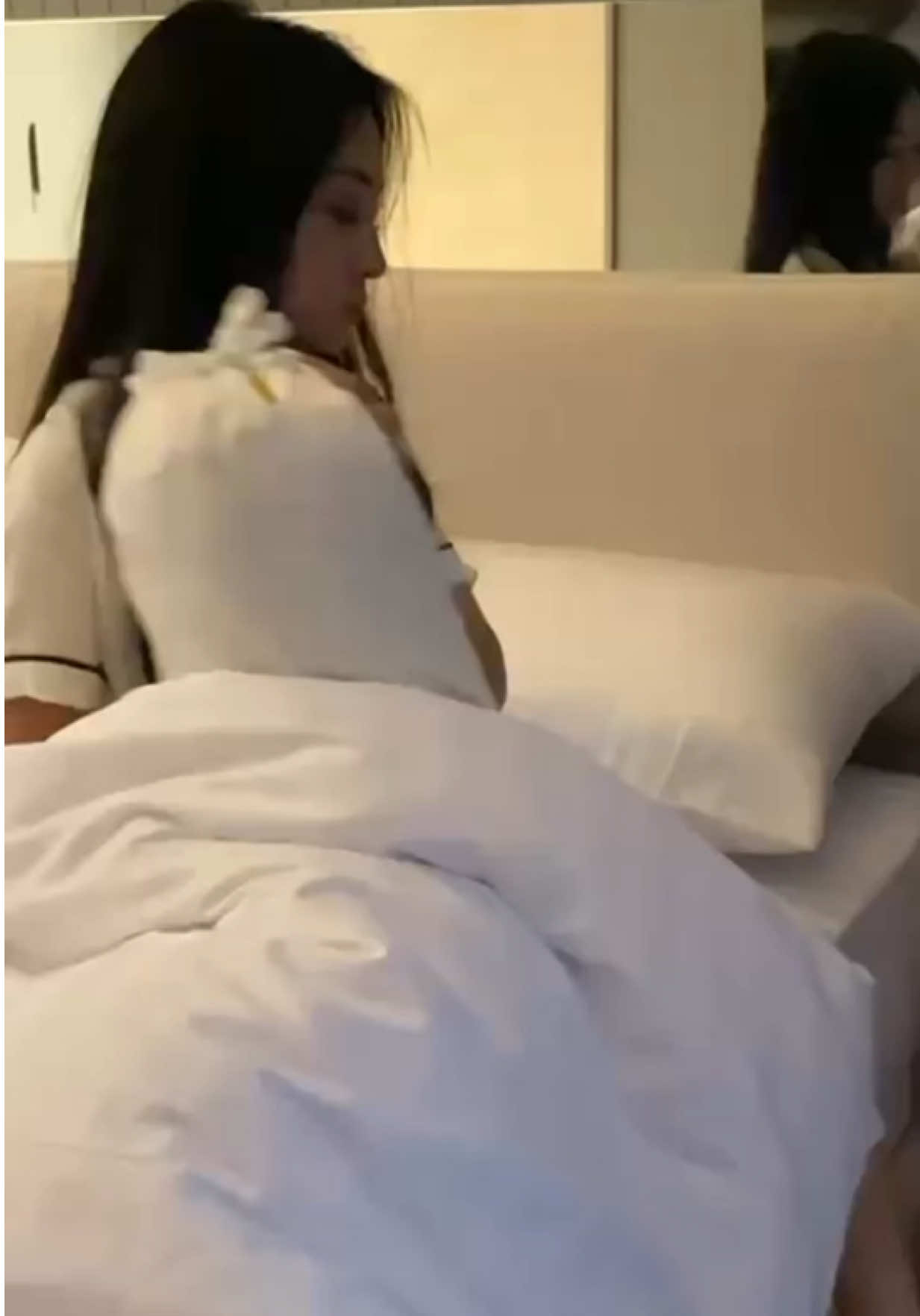 TikTok post by @janeabys for Bioré. Caption reads: Kulit kering bikin bad mood? 😭 Cuma Biore Body....