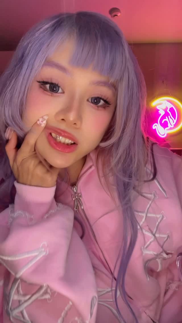 Instagram post by @pinktaho for NAMED COLLECTIVE. Caption reads: [...] a vampire bat 4eva 🦇
set gifted by....