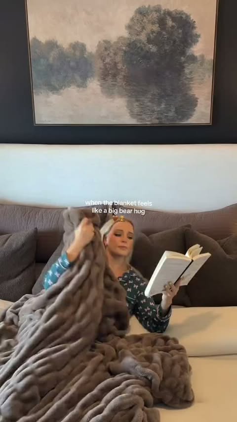 Instagram post by @reallaurakay for Comfrt. Caption reads: [...] for the link 🔗 give me every single Comfrt....