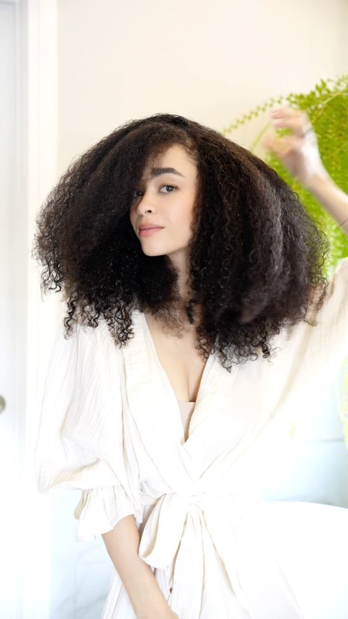 Instagram post by @shannbailee for AQUIS Hair. Caption reads: [...] towels I use to dry my hair! 🧖‍♀️ The....