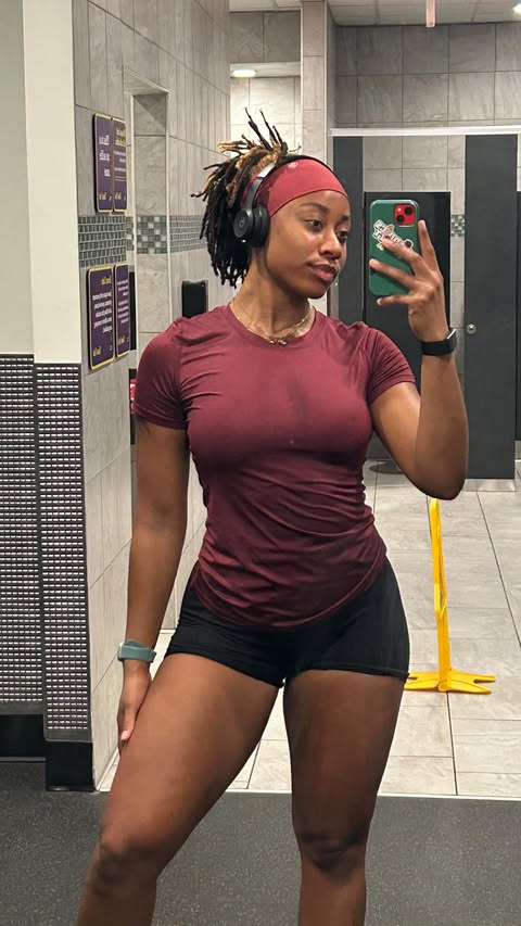 Instagram post by @miss_lemonss for New Balance. Caption reads: another day at the office ☺️

@alo 
@gymwrap....