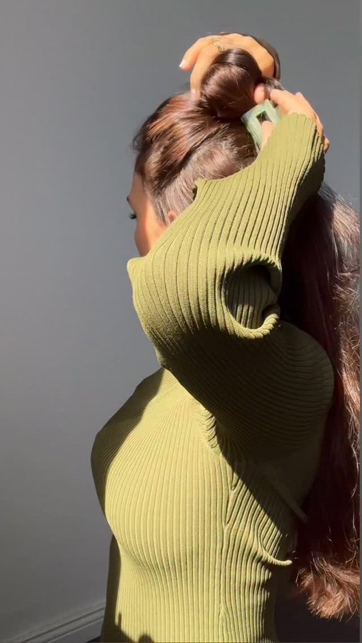 Instagram post by @yln.cnr for Schwarzkopf Professional. Caption reads: ✨
#healthyhair #hair #hairgoals #longhair....