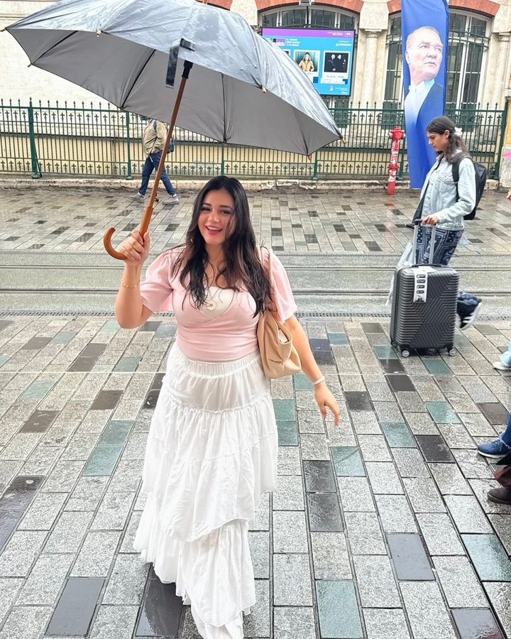 Instagram post by @mahrukhtahirrkhan for LC Waikiki. Caption reads: ☔️🩷

.
Head to toe @lcwaikiki 
Bag....