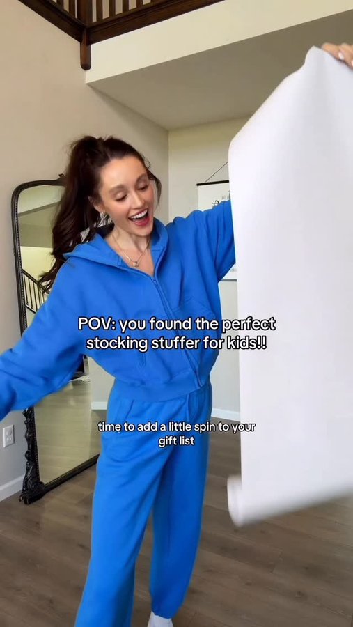 Instagram post by @_chelsthomas for Crayola. Caption reads: how cool are these?!😍🙌🏼 these @crayola....