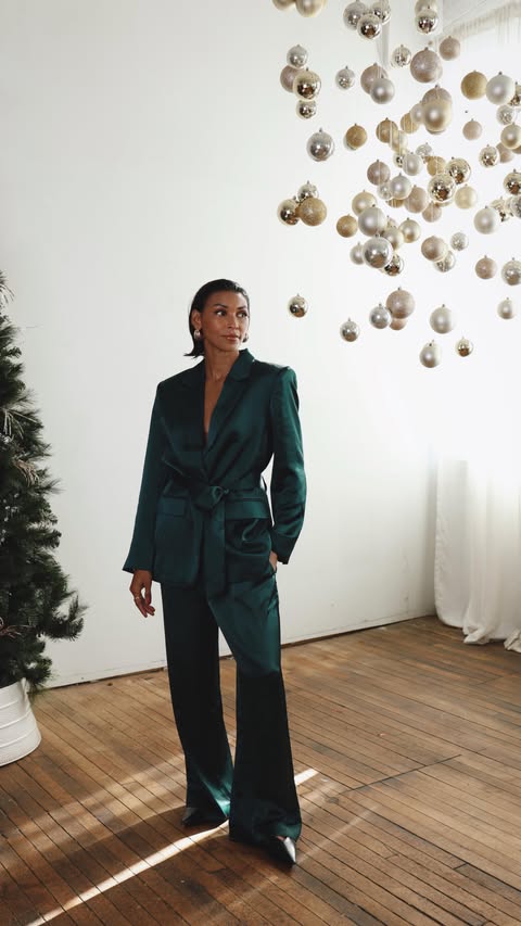 Instagram post by @dileinybaron for LOFT. Caption reads: [...] of a classic holiday… which one are you?....