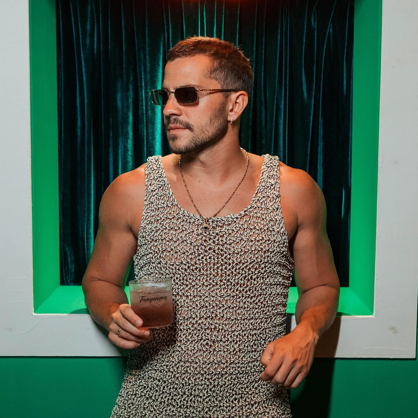 Instagram post by @andrelamoglia for Tanqueray. Caption reads: Celebrando momentos especiais com @tanqueraybr no....
