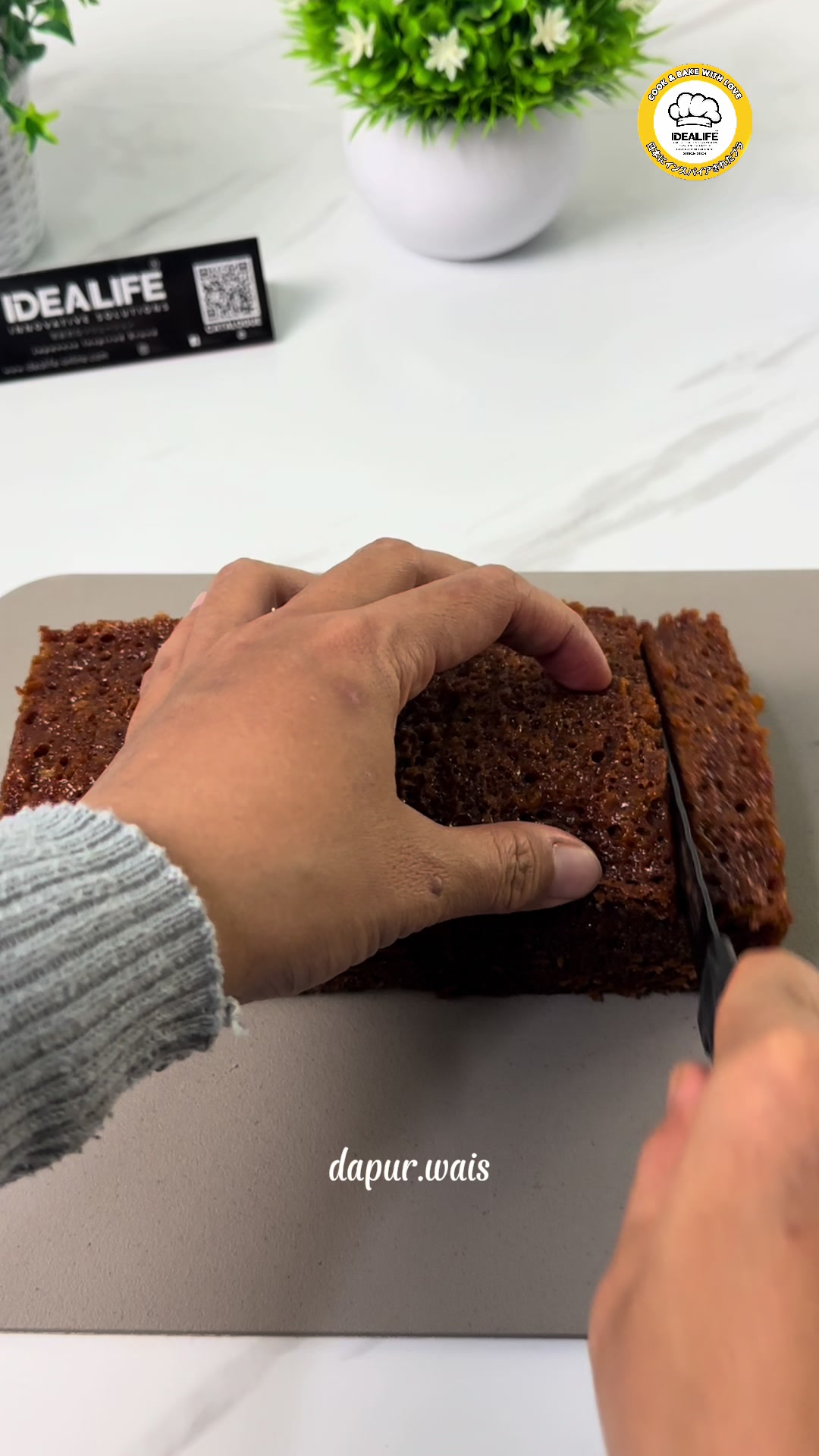 TikTok post by @dapur.wais for idealifeonline. Caption reads: Ternyata semudah itu bikin bolu sarang semut yang....
