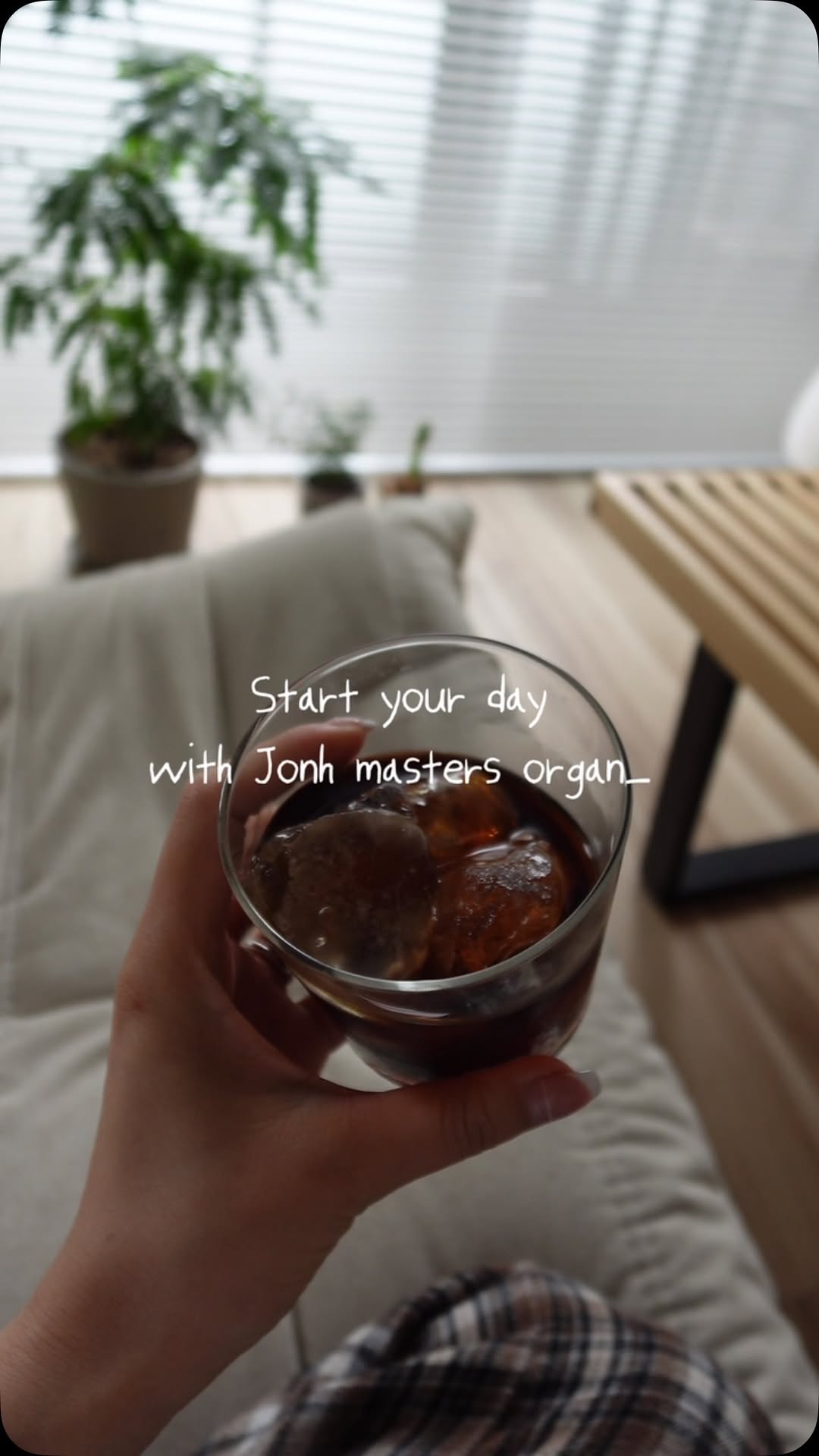 Instagram post by @_harumaki__m for me john masters organics. Caption reads: 気になっていたジョンマスターオーガニックのヘアオイル。

しっかり潤う感覚がるのに、ベタつかず程よく....