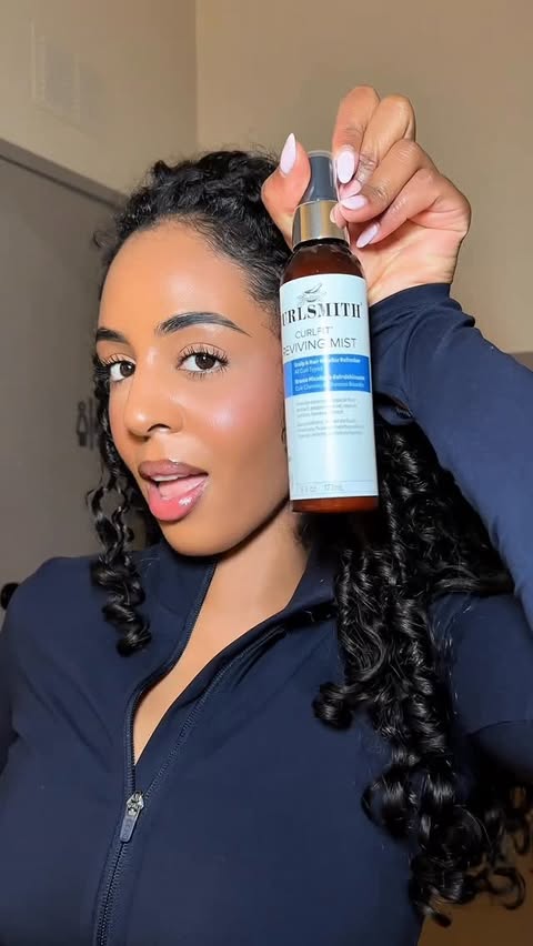 Instagram post by @__claudiasilvaaa for CURLSMITH. Caption reads: [...] can last through anything with the....