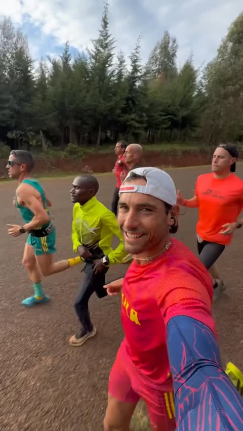 Instagram post by @pitufollow for adidas Spain. Caption reads: Preparando mi próxima maratón rodeado de los....