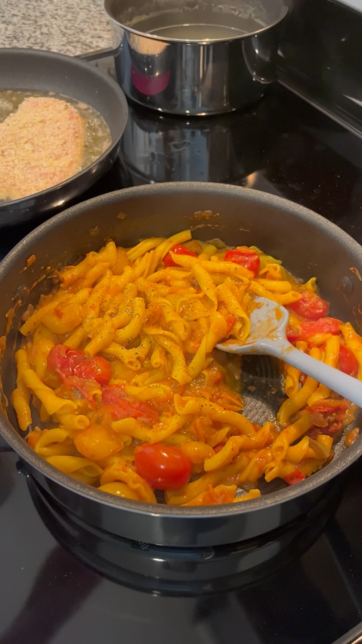 Instagram post by @traderjoeskitchen for Circulon. Caption reads: [...] Trader Joe’s meal to break in my new....