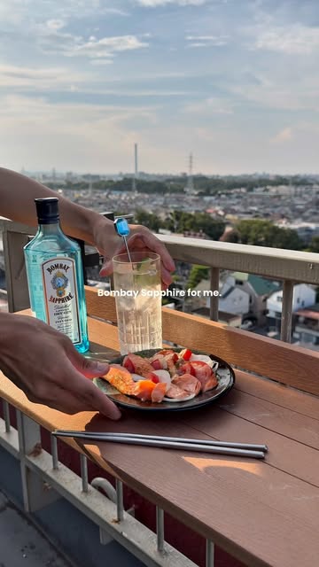 Instagram post by @_____084taro for BOMBAY SAPPHIRE. Caption reads: ジントニックを作る音も、香りも、贅沢の一部。

ボンベイ・サファイアで満たしたグラスを、
オリジナル....