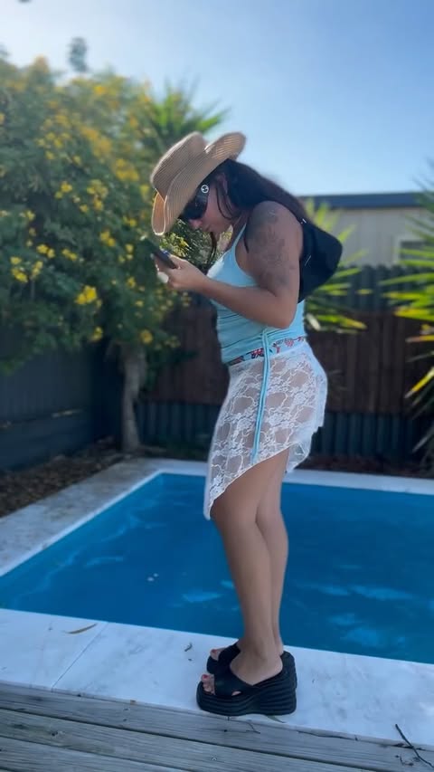 Instagram post by @js_thestylishinsider for Beachsissi. Caption reads: [...] mum-life / busy-girl beach day ✔️....