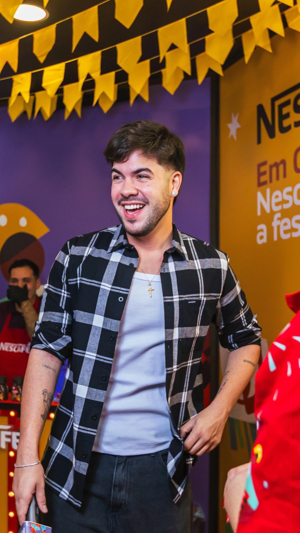 Instagram post by @alvxaro for NESCAFÉ. Caption reads: quem disse que era só uma fase? 😮

é café no....