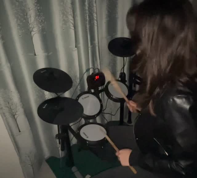 Instagram post by @thegirlwithredguitar for DonnerMusic. Caption reads: Using Ded 80 from @donnermusic_official 
Link in....