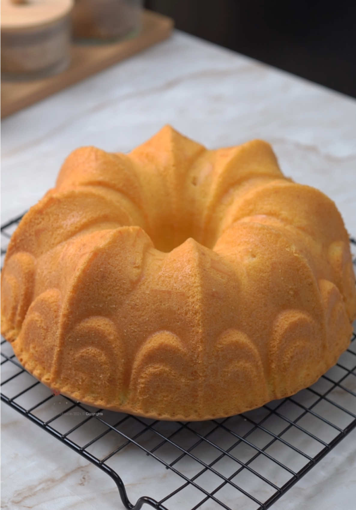 TikTok post by @lis.achmady for idealifeonline. Caption reads: RESEP BOLU KEJU PANGGANG - 6 telur = 11.400 - 1....