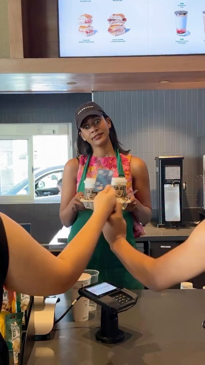 Instagram post by @rosmeryherrand for Starbucks. Caption reads: Haciendo show de tarjeta con esa tía que siempre....