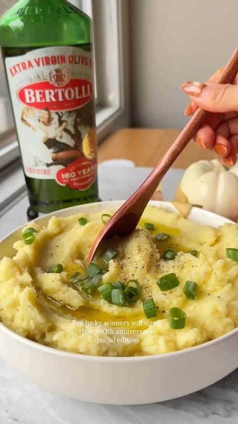 Instagram post by @healthienut for Bertolli. Caption reads: ✨ @bertolli_us Giveaway Alert! ✨
#Thanksgiving is....