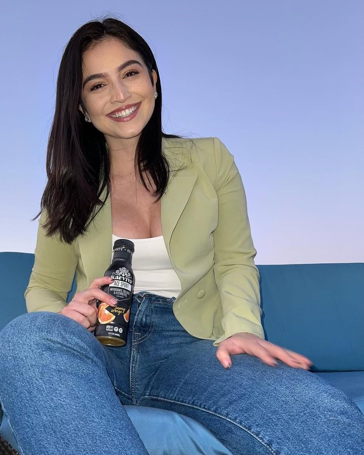 Instagram post by @samanthariveratv for Karviva Beverages. Caption reads: I’m not Irish but I love me a good #StPatricksDay....