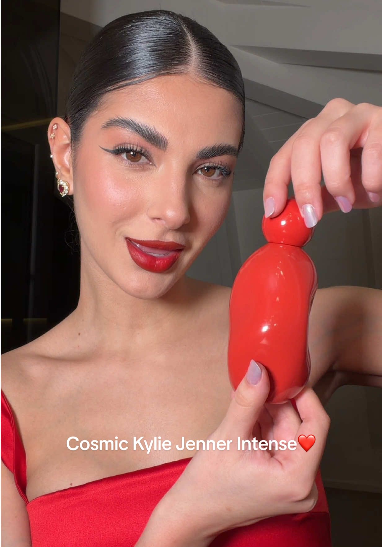 TikTok post by @majno for Kylie Cosmetics. Caption reads: [...] di Cosmic Kylie Jenner Intense @Kylie....