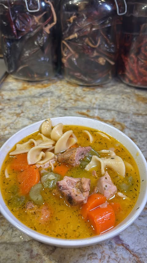 Instagram post by @cocinandoconjennaaay for LunchEAZE. Caption reads: [...] use my code JENNY for Free Shipping....