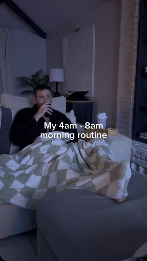 Instagram post by @hubs.life_ for Mizzen+Main. Caption reads: Back to the grind..

#morningroutine #ninetofive....