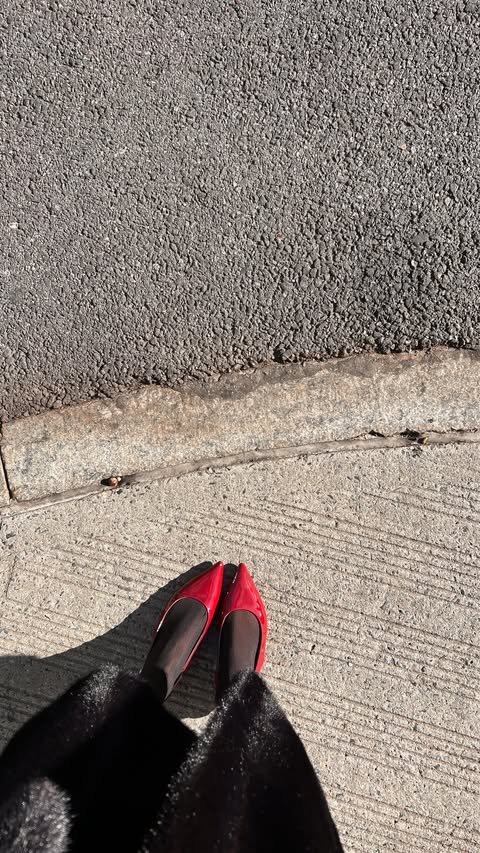 Instagram post by @annieculbertson for Everlane. Caption reads: [...] for every casual holiday occasion with....