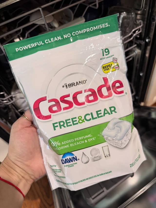 Instagram post by @cat_____lady for Cascade. Caption reads: [...] clean every time. @influenster @mycascade....