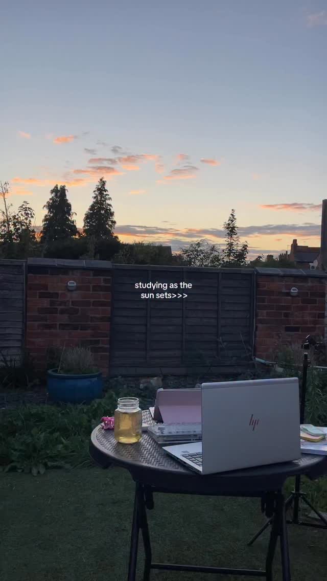 Instagram post by @lifewkaju for inateck. Caption reads: [...] sunset was so pretty 🥹 

>> using the....