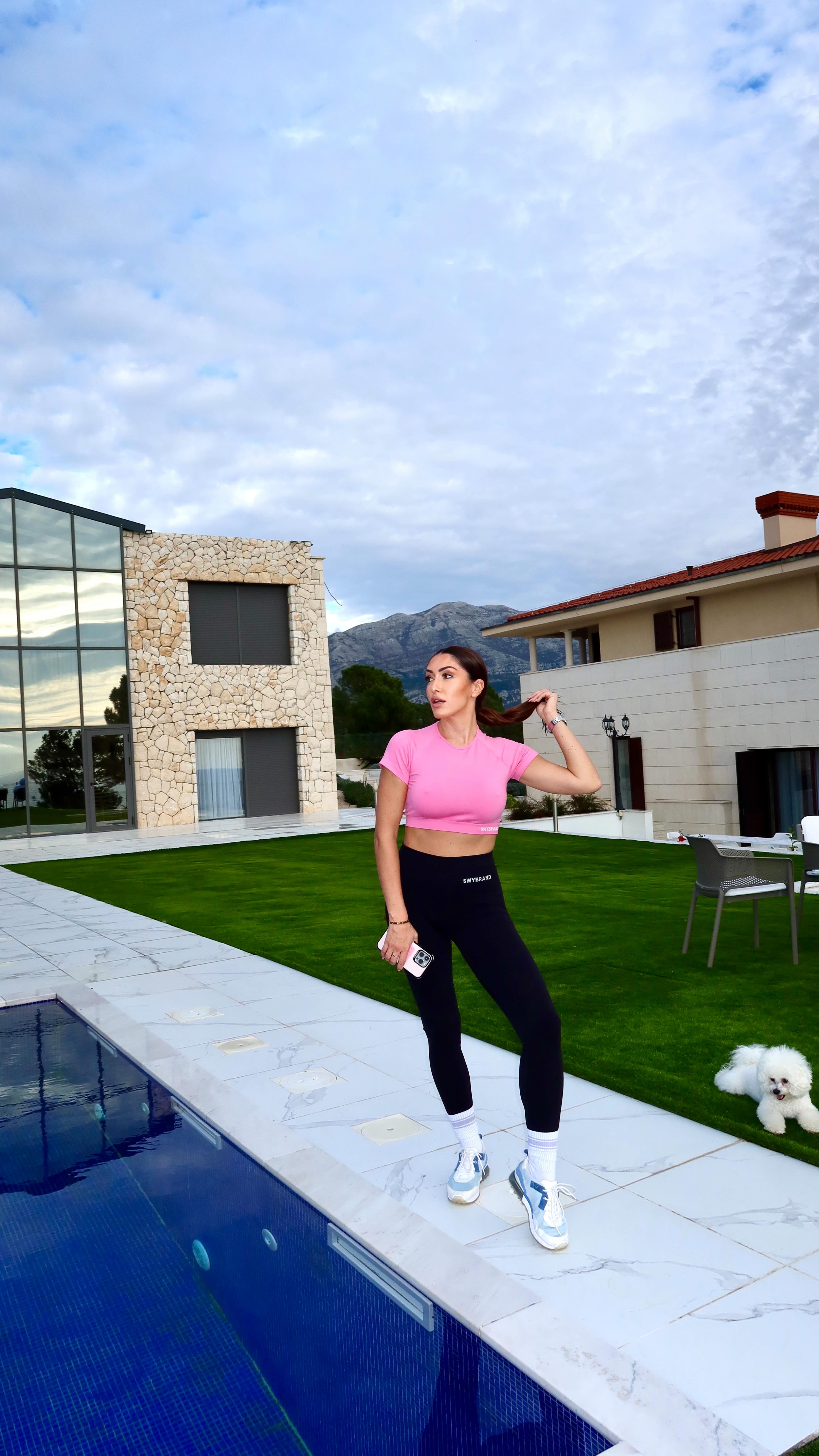 Instagram post by @hana for SWYbrand. Caption reads: Samo da javim da je @swybrand krenuo sa popustima....