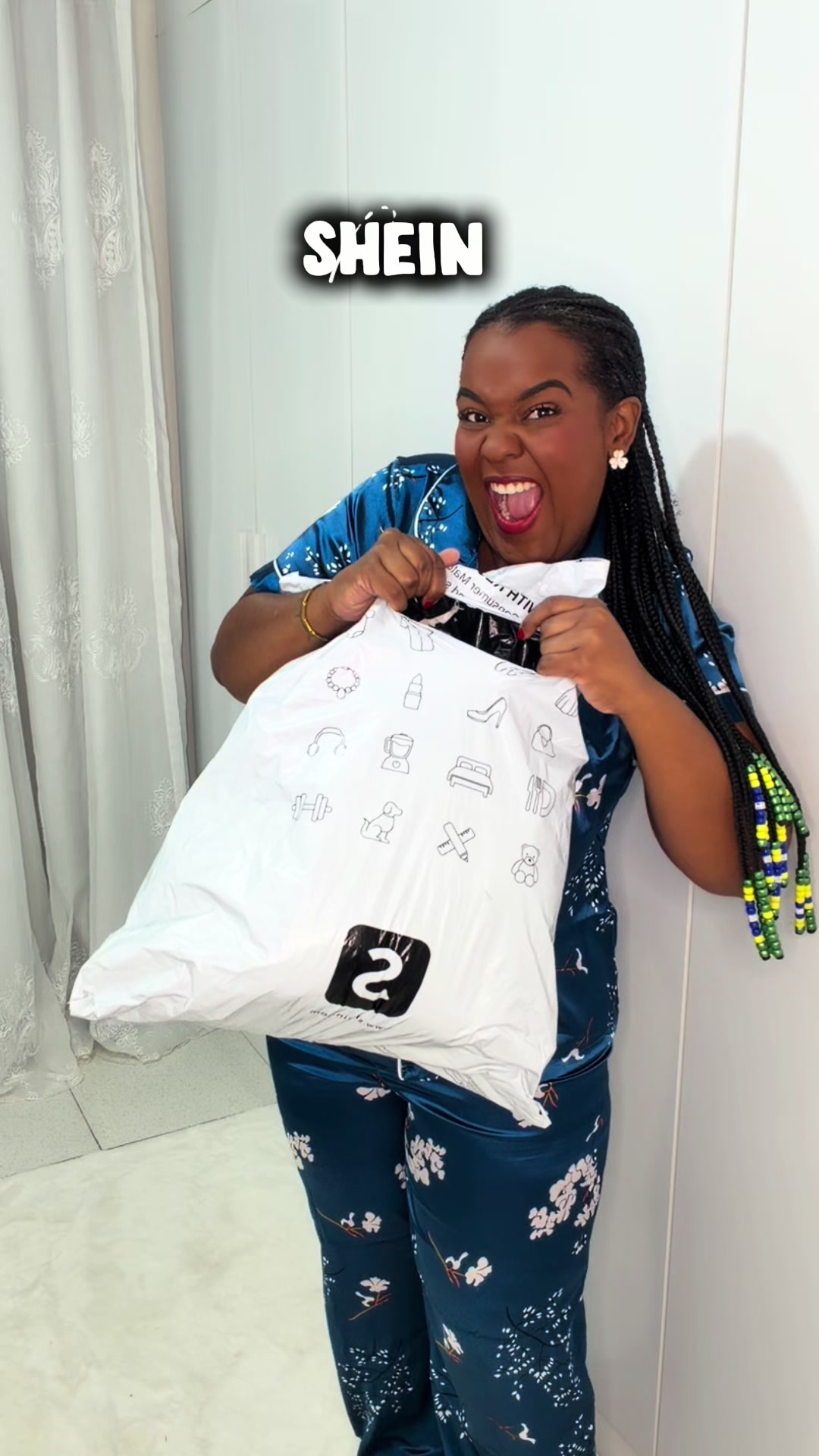 TikTok post by @negacariocaoficial for Felicita. Caption reads: Minha terapia comprar meus looks 🥰 . SHEIN Fit....