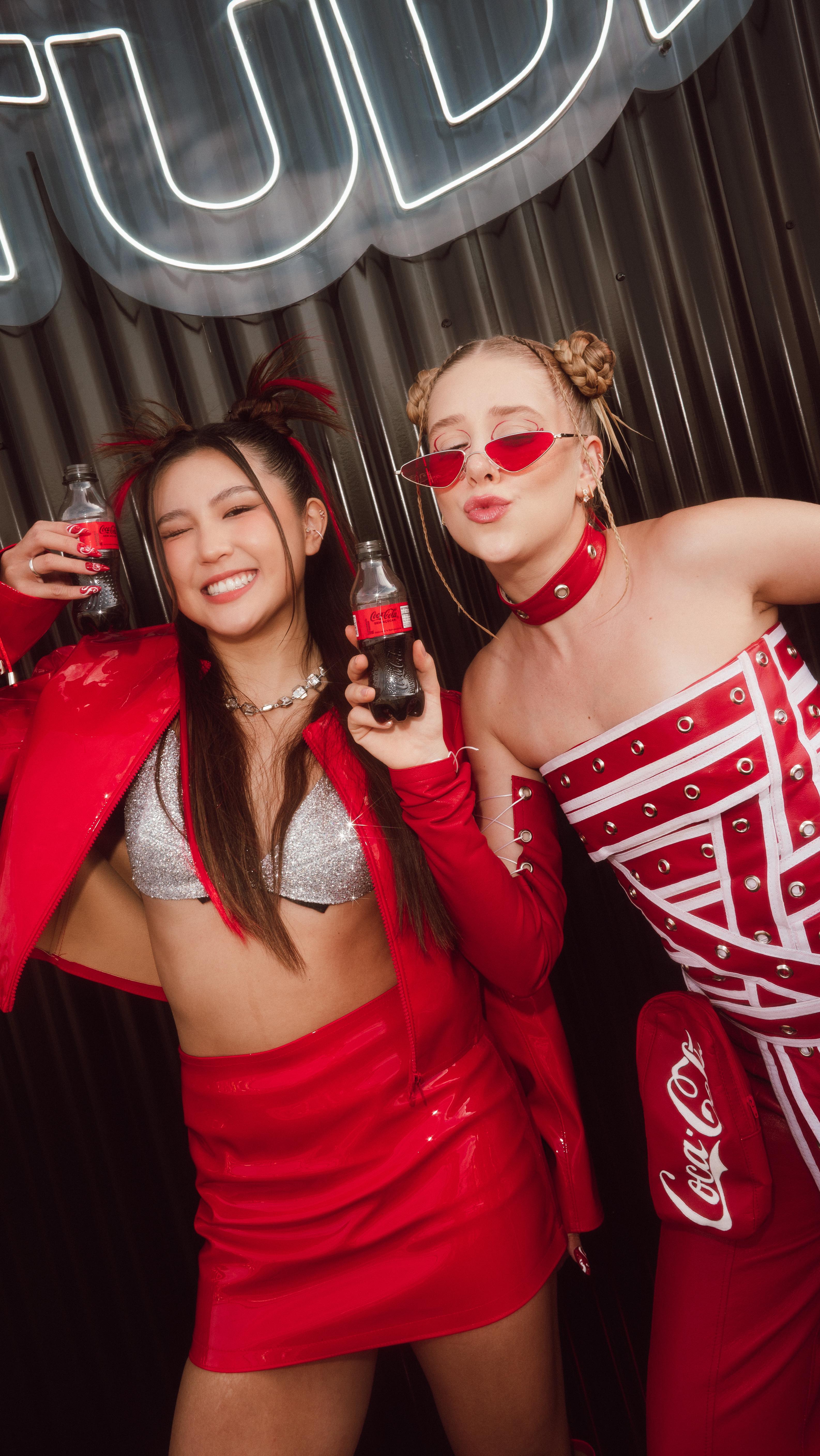 Instagram post by @cela for Coca-Cola Brasil. Caption reads: Quando você e sua amiga tem equilíbrio de....