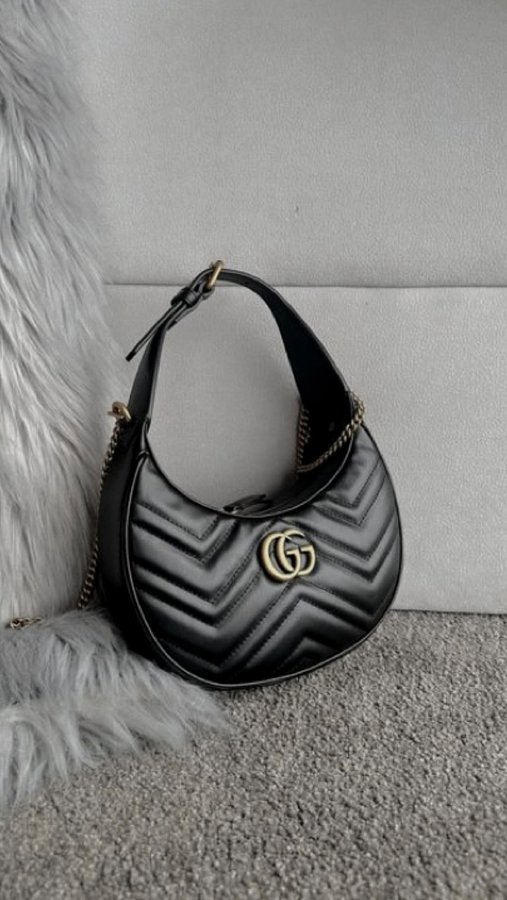 Instagram post by @aynur_kr for OUTFITBOOK. Caption reads: The perfect coat✨🧸🤎
#theperfectcoat #coat....