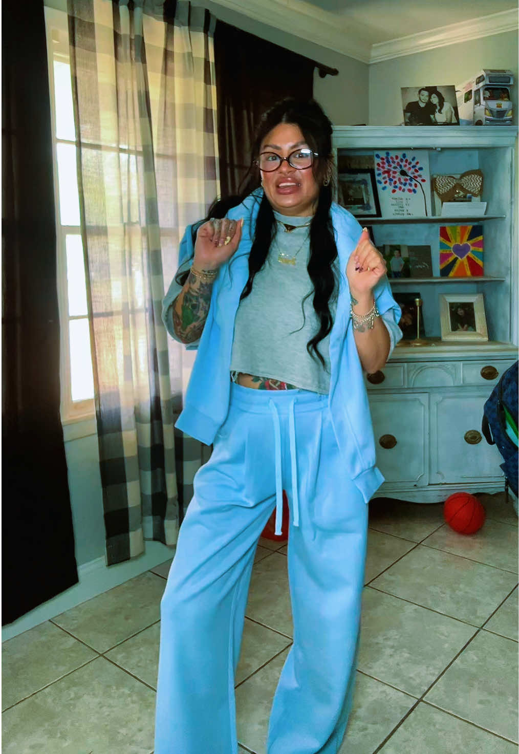 TikTok post by @desiree_rochaa for Faiable Fashion. Caption reads: [...] #chic #loungewear #travellife @Faiable....
