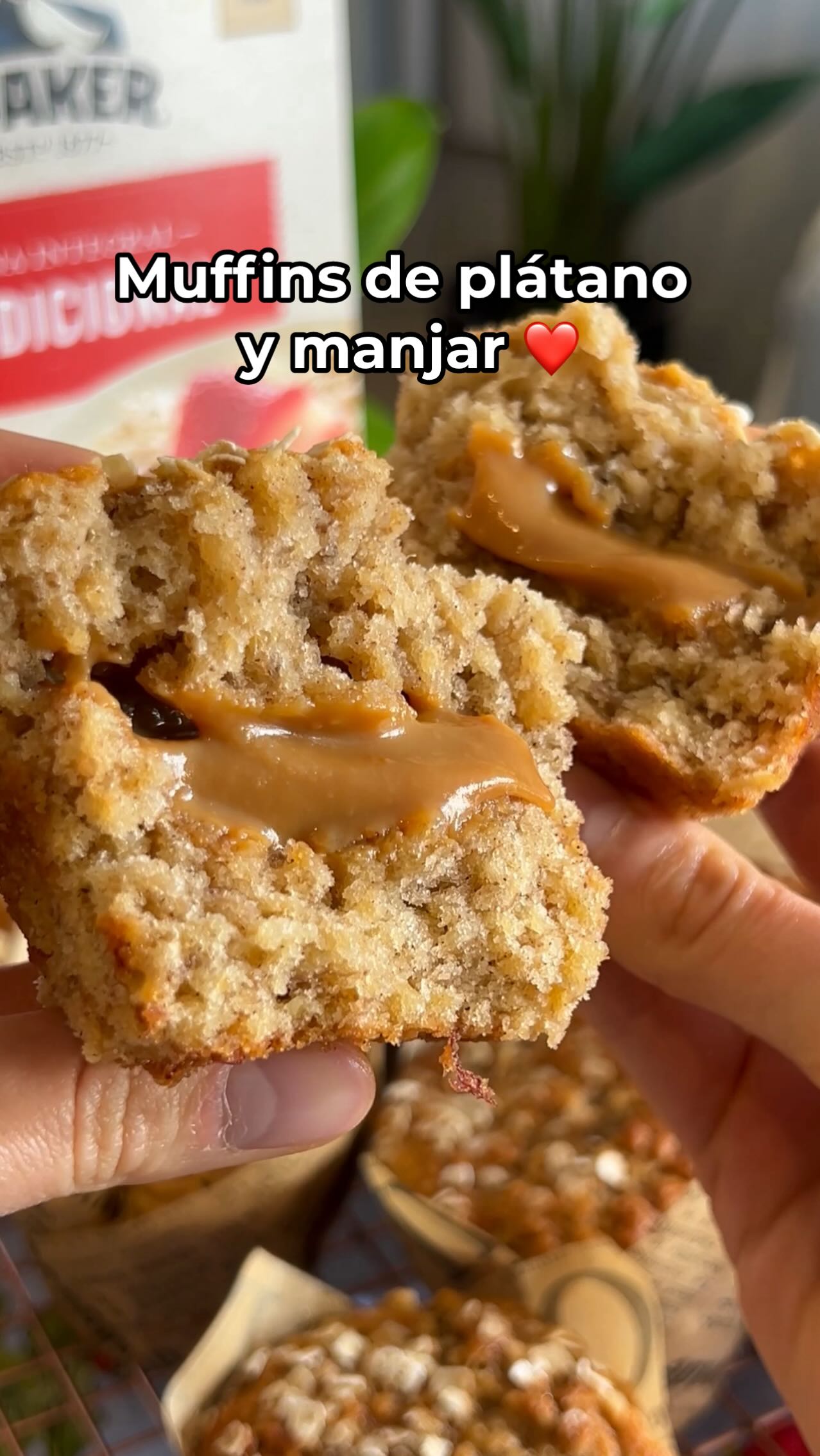 Instagram post by @caroroccos for Quaker. Caption reads: Muffins de Plátano y Manjar ❤️
Mezcla perfecta 😍.....