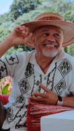 Instagram post by @vogueportugal for Visitportugal. Caption reads: Uma sola (vermelha) icónica, um designer-ícone, e....