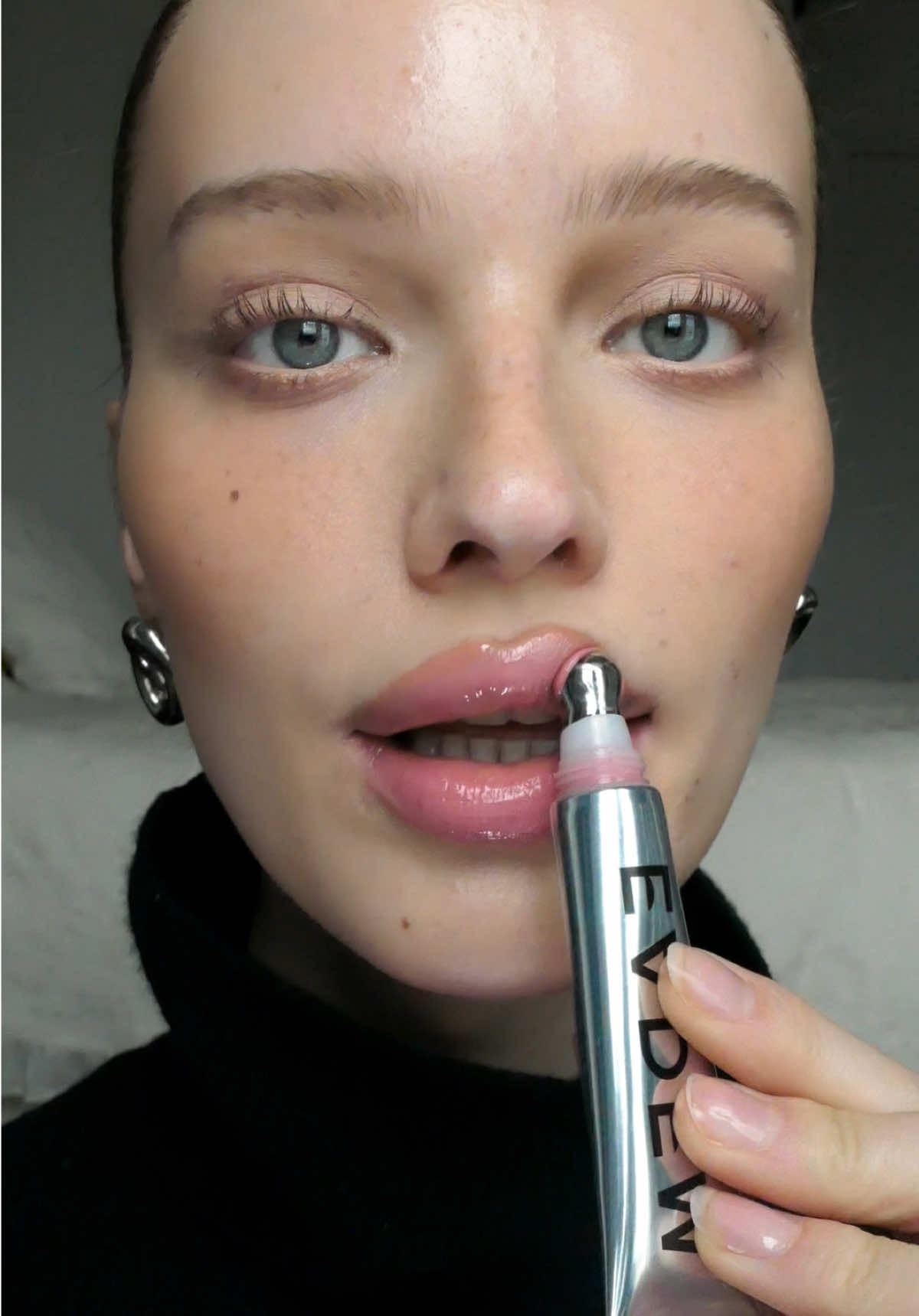 TikTok post by @maartje.co for Eadem. Caption reads: [...] shine, served on ice. 🍧🌸 Wearing EADEM Le....