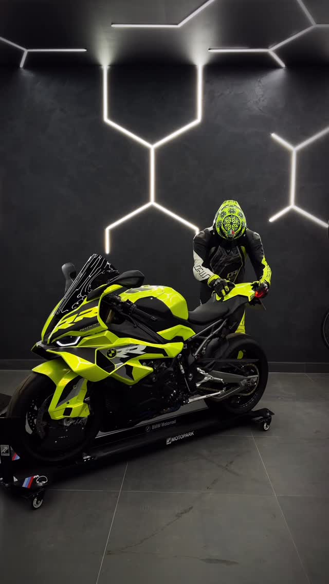 Instagram post by @marquetti1000 for Dainese. Caption reads: [...] completo 😜😎

 #BMW #BMWs1000RR #S1000RR....